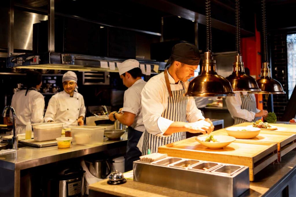 2025 State of the Restaurant Industry Report background